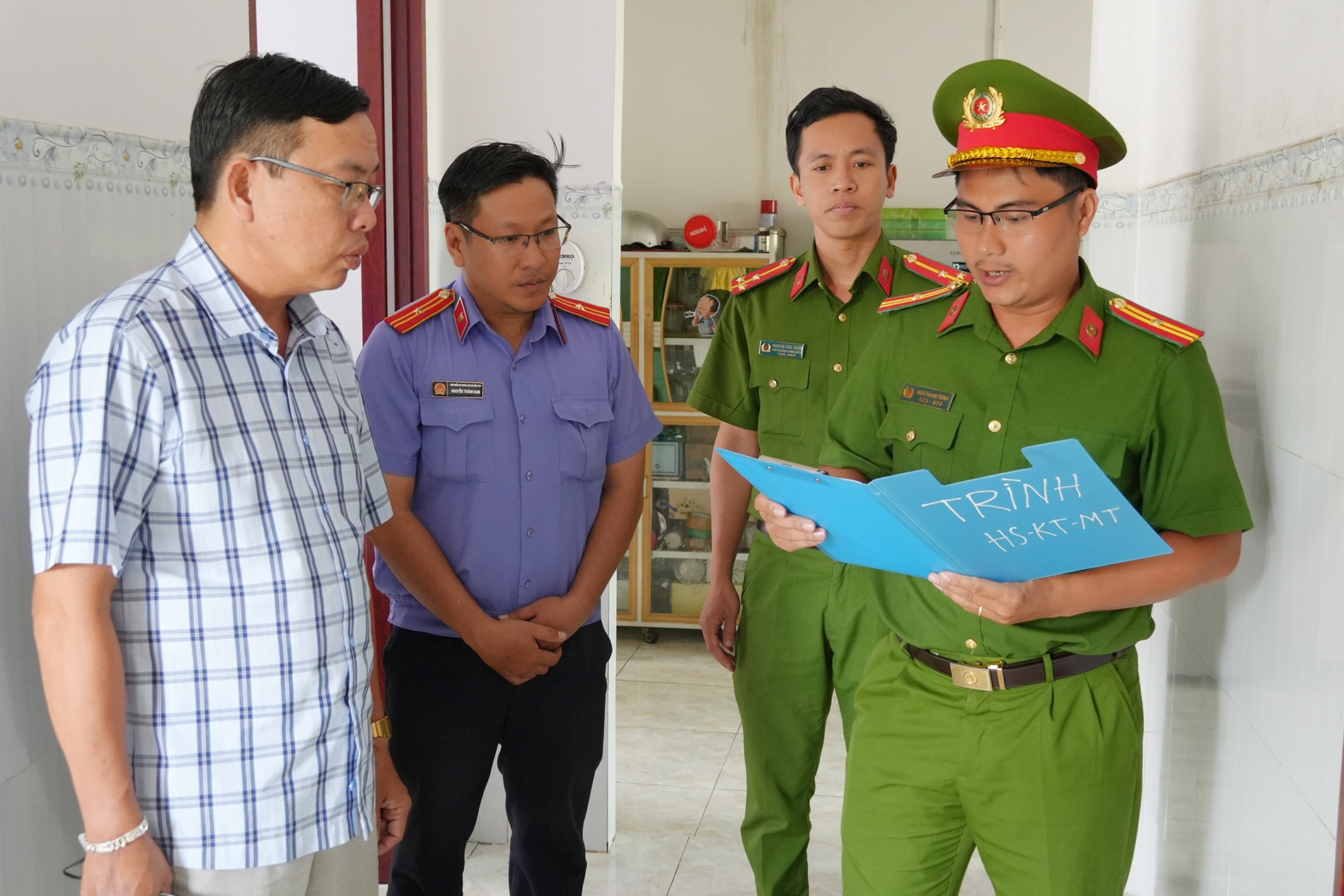 Công an tạm giữ hình sự ông Nguyễn Phúc Bình, thu 33 con dấu và hơn 100 hồ sơ