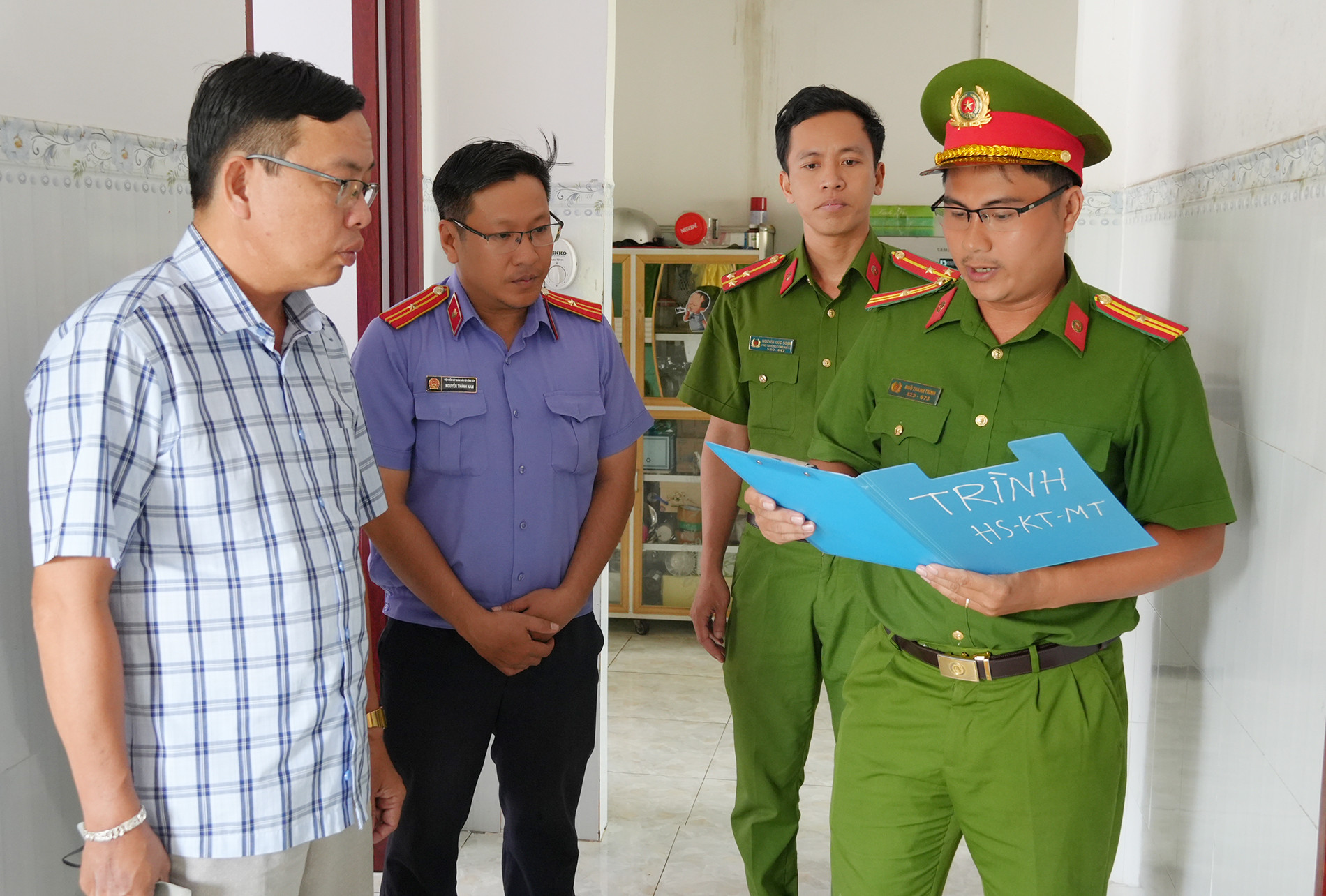 Công an xã Vĩnh Bình triển khai Lệnh khám xét nơi ở của Nguyễn Phúc Bình. Ảnh Trọng Tín.JPG