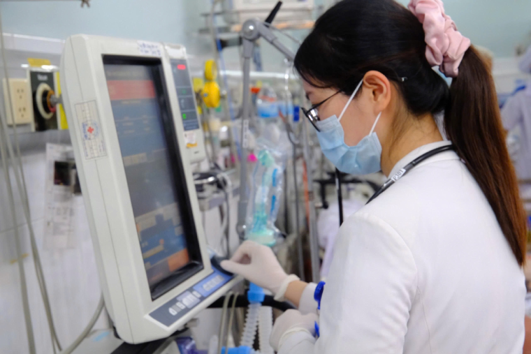 Cứu người phụ nữ nặng 100kg 'chín phần tử vong'