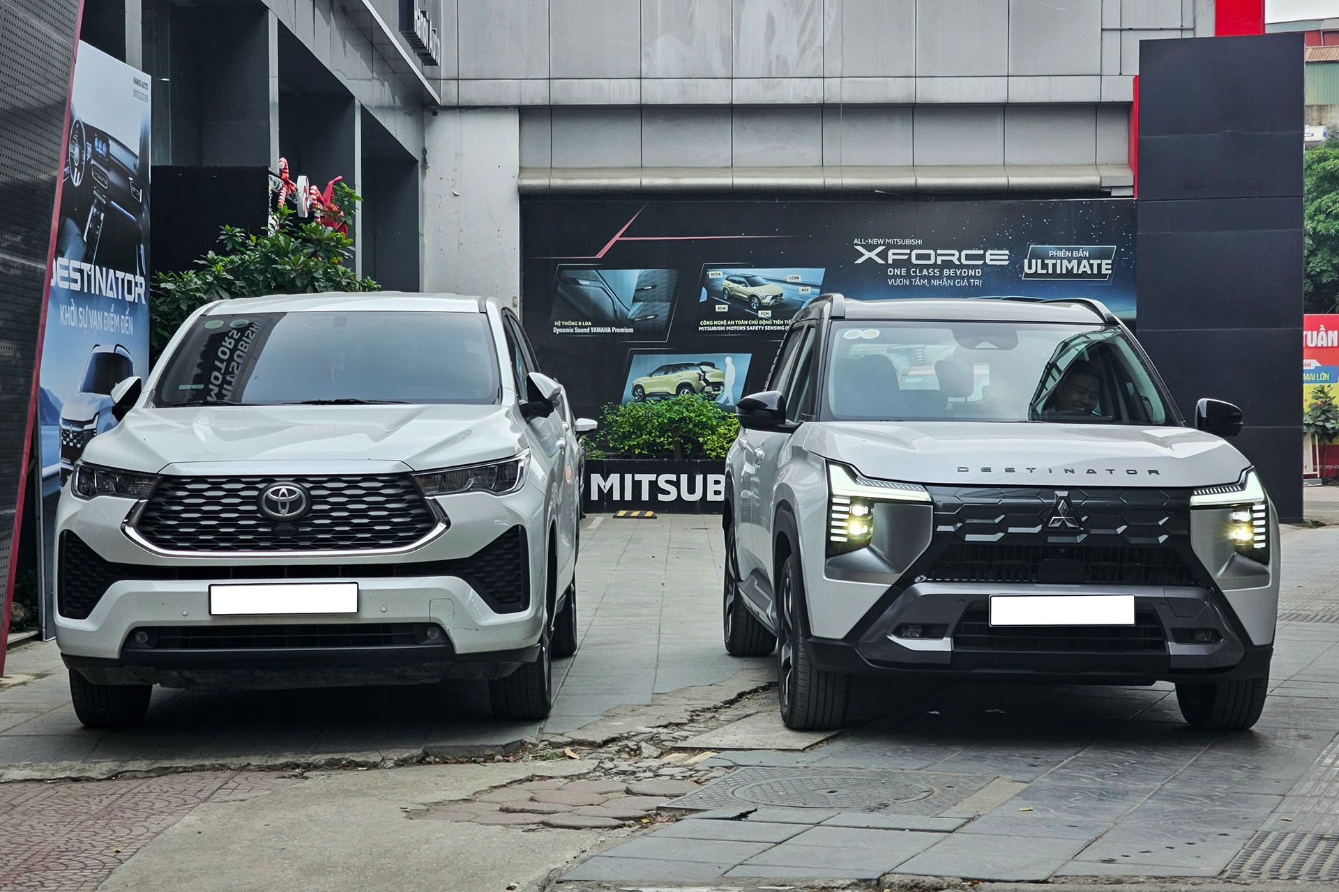 Giá trên 700 triệu: Mua Toyota Innova Cross 2.0G hay Mitsubishi Destinator?