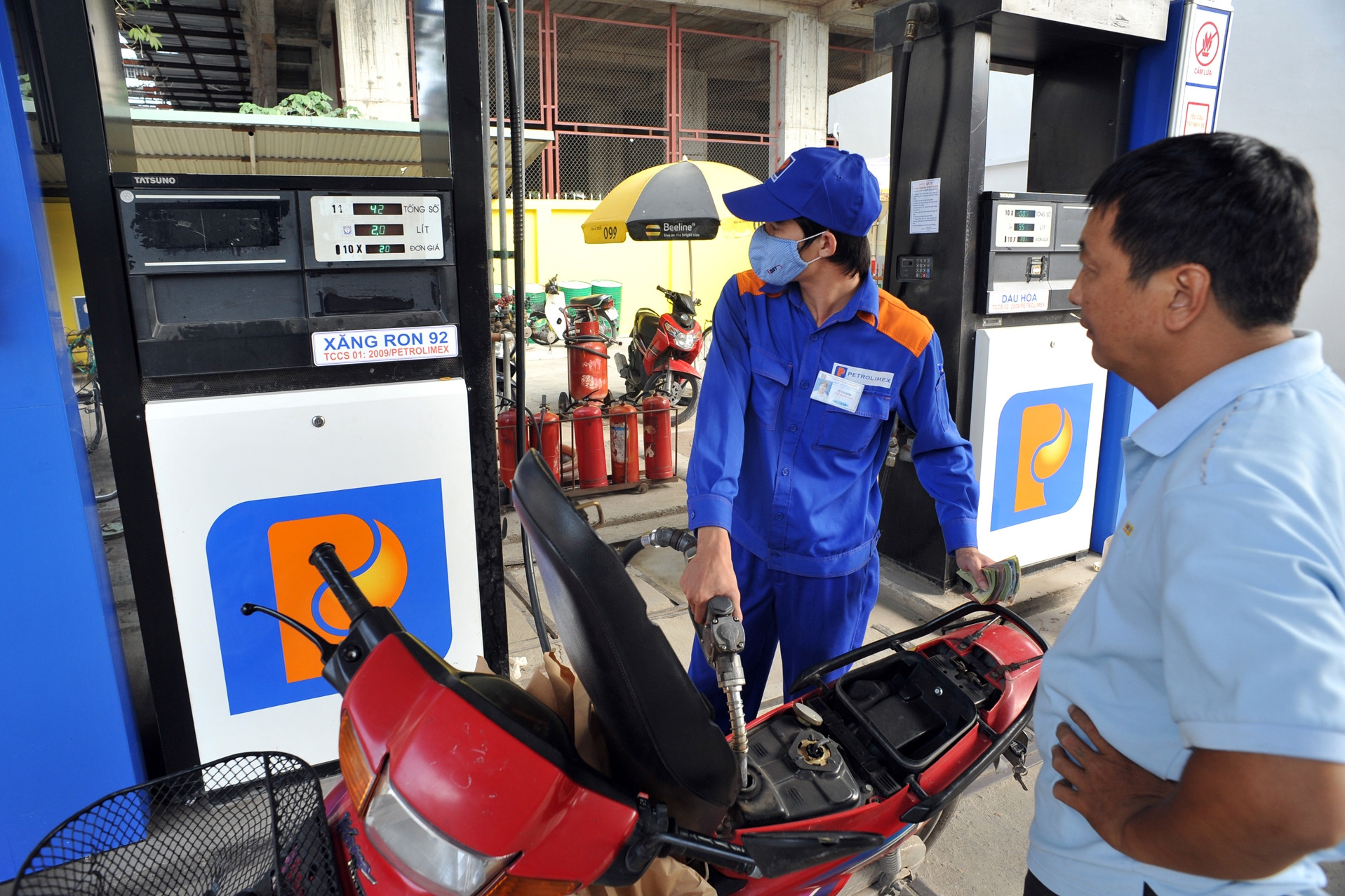 Giá xăng đồng loạt tăng, dầu diesel tiếp tục đi xuống