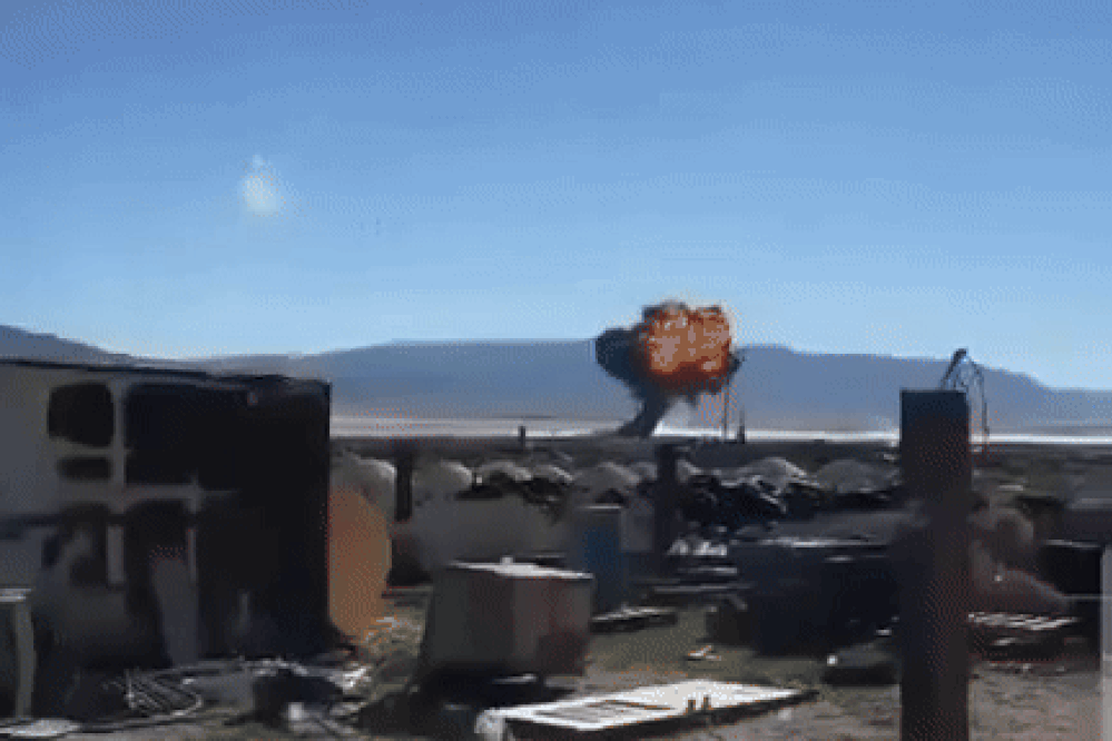 Giây phút tiêm kích F-16C phát nổ, phi công thoát chết trong gang tấc