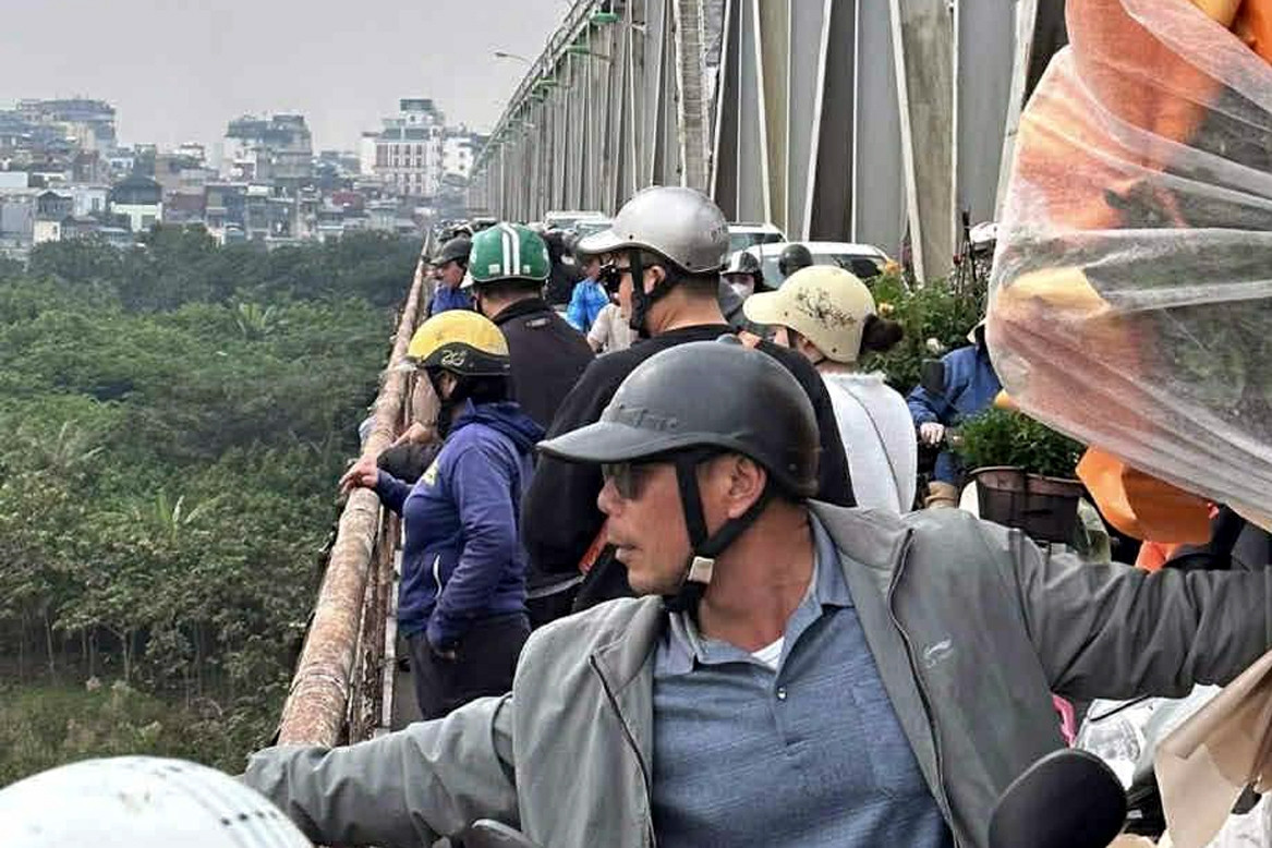 Hà Nội: Người phụ nữ bỏ lại xe máy rồi nhảy cầu Chương Dương