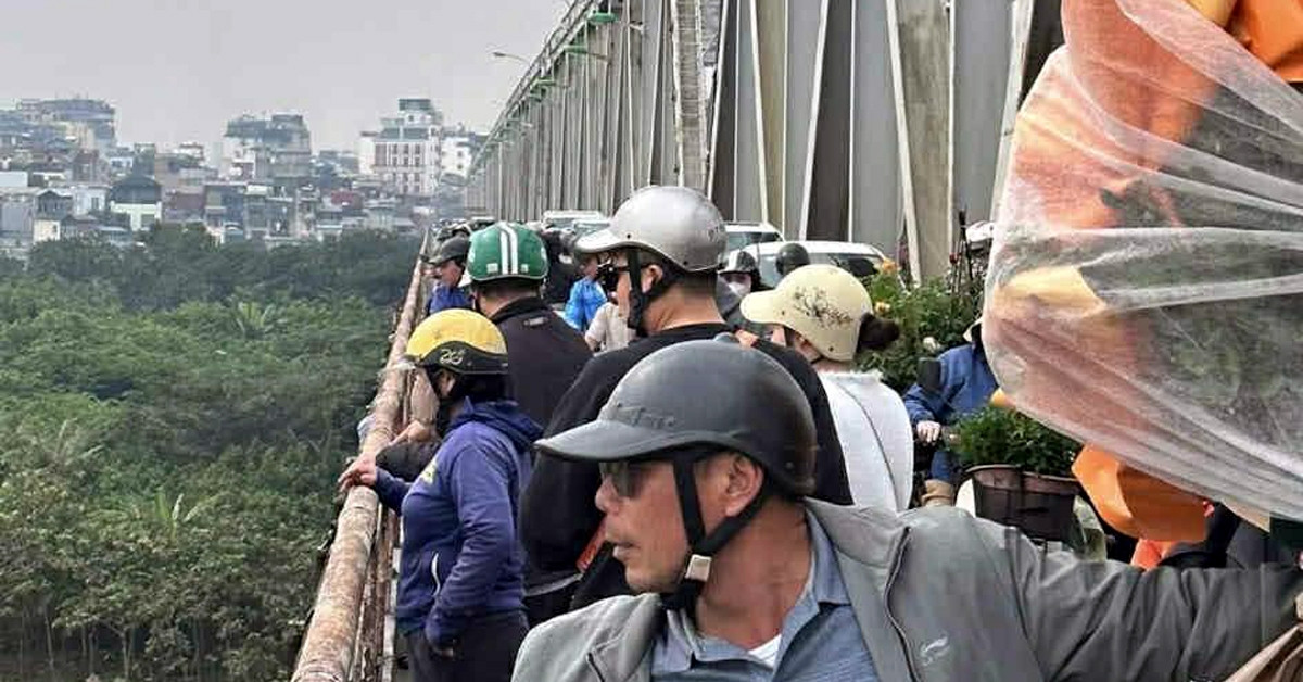 Hà Nội: Người phụ nữ bỏ lại xe máy rồi nhảy cầu Chương Dương