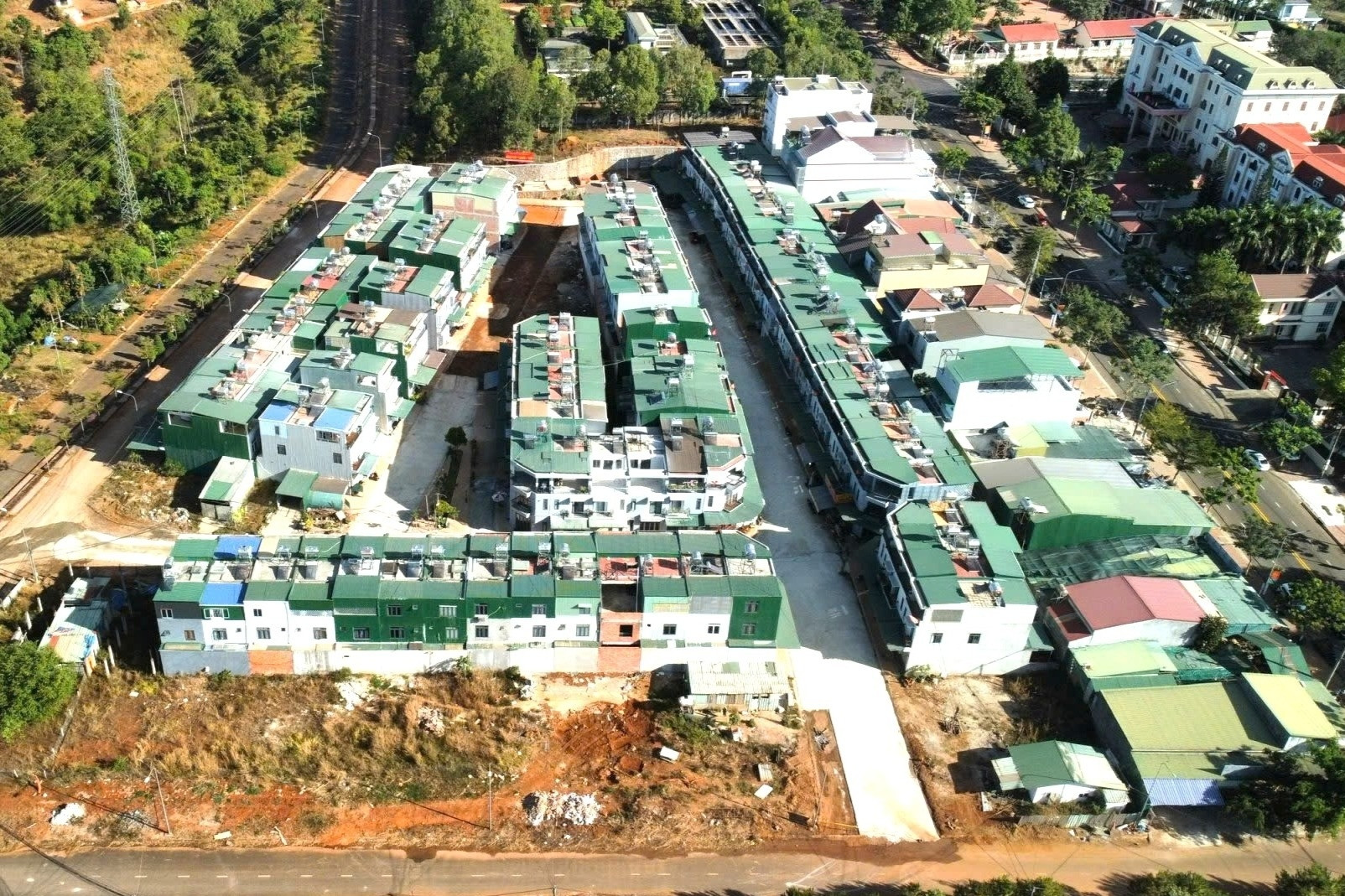 Hiện trạng khu nhà ở xã hội có dấu hiệu tội phạm: Ốp tôn vào tường để chống thấm