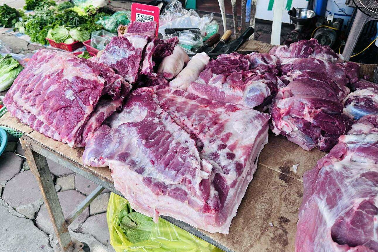 Hơn 800.000 tấn thịt 'ngoại' giá rẻ đổ bộ, giá lợn hơi chạm đáy 4 năm