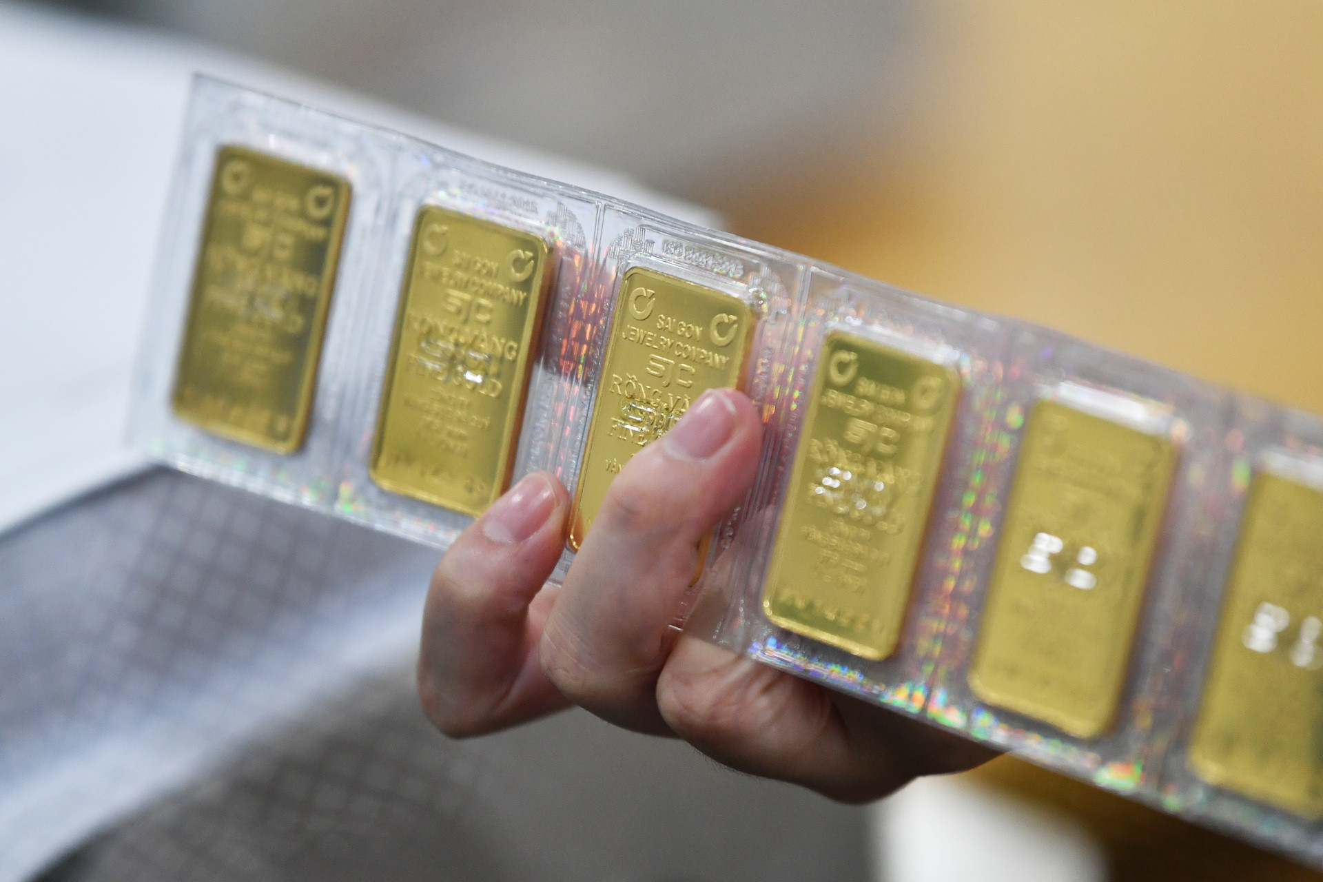 Khách nợ 100 lượng vàng SJC không chịu trả, ngân hàng tìm cách thu hồi