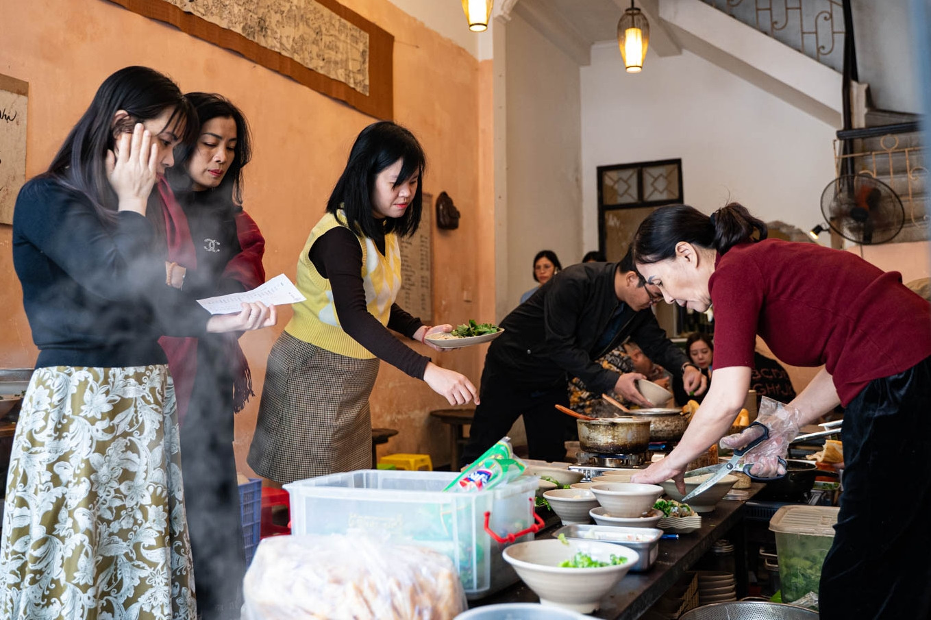 Khách Tây, khách ta xếp hàng, tự phục vụ đồ chay trong căn nhà cổ ở Hà Nội