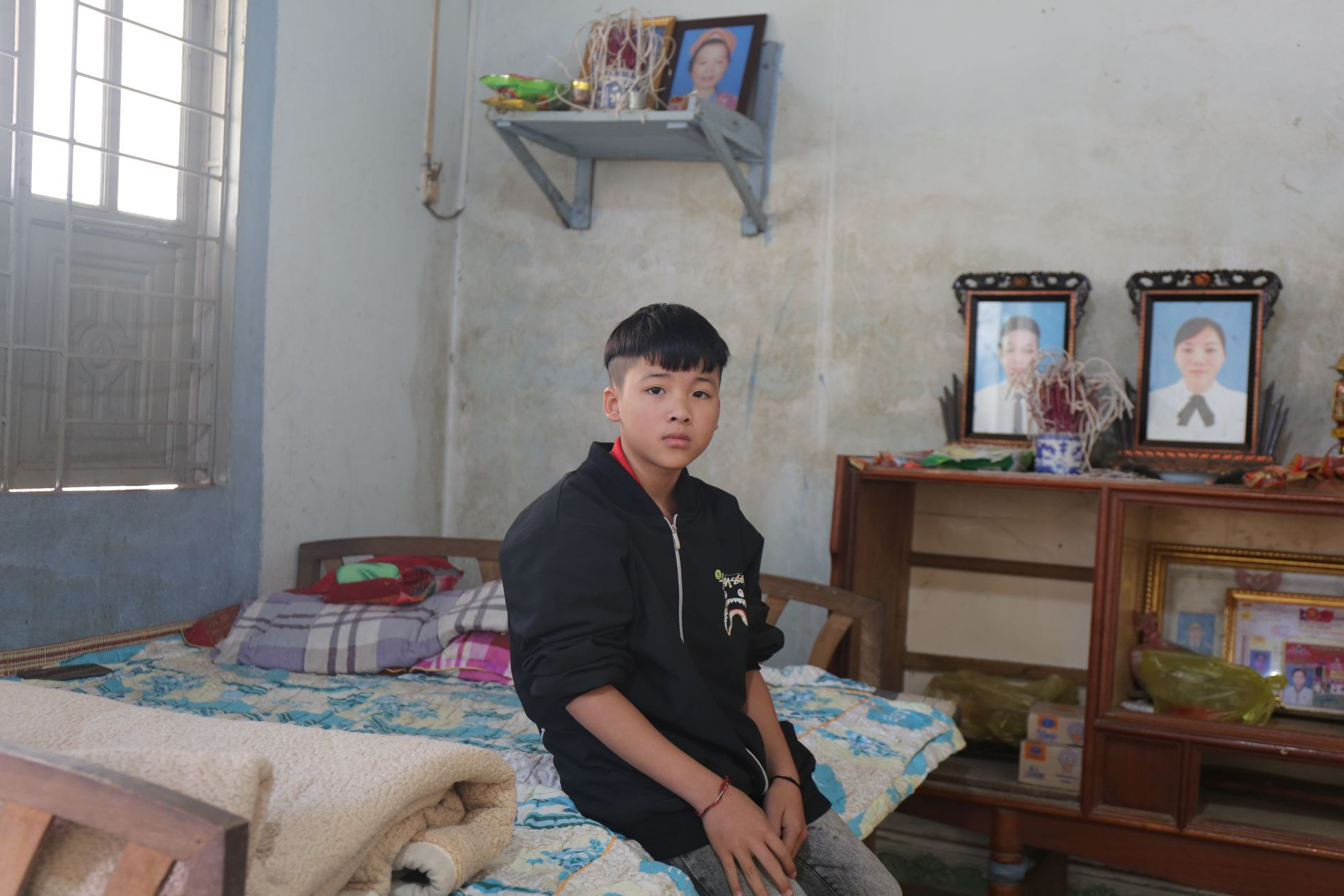 Long sụt sùi: Cháu rất buồn. Những người thân yêu cứ lặng lẽ rời xa cháu, không ở với cháu.