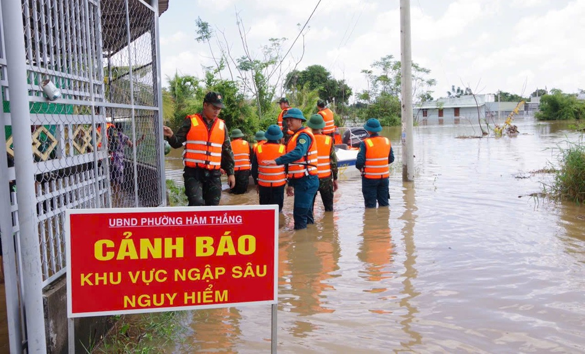 Lũ đổ về nhanh gây ngập sâu, chủ tịch phường ra lệnh “khẩn cấp” với 1.300 dân..jpg