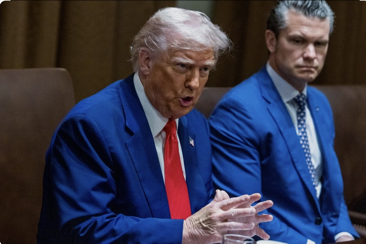 Lý do ông Trump đứng về phía Bộ trưởng Chiến tranh Mỹ giữa bê bối