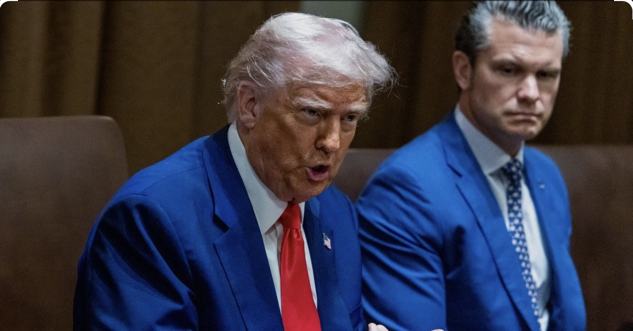 Lý do ông Trump đứng về phía Bộ trưởng Chiến tranh Mỹ giữa bê bối