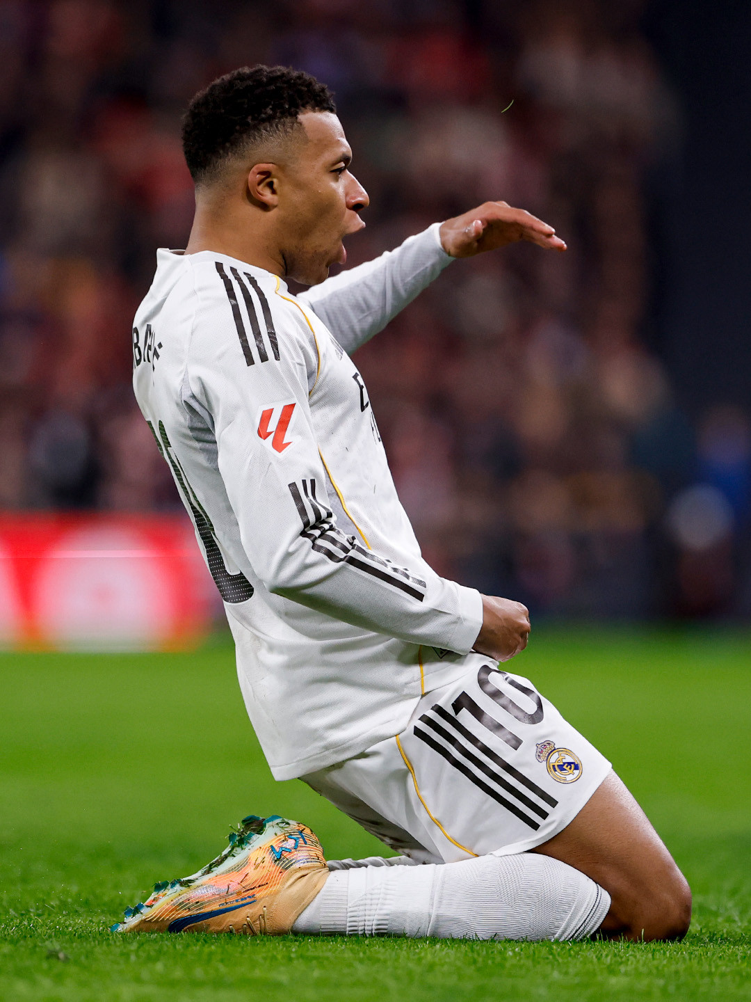 https://static-images.vnncdn.net/vps_images_publish/000001/000003/2025/12/4/mbappe-anh-real-madrid-123.jpg