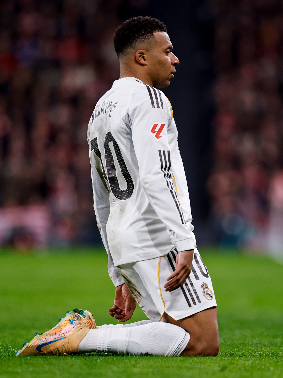 https://static-images.vnncdn.net/vps_images_publish/000001/000003/2025/12/4/mbappe-anh-real-madrid-6-124.jpg