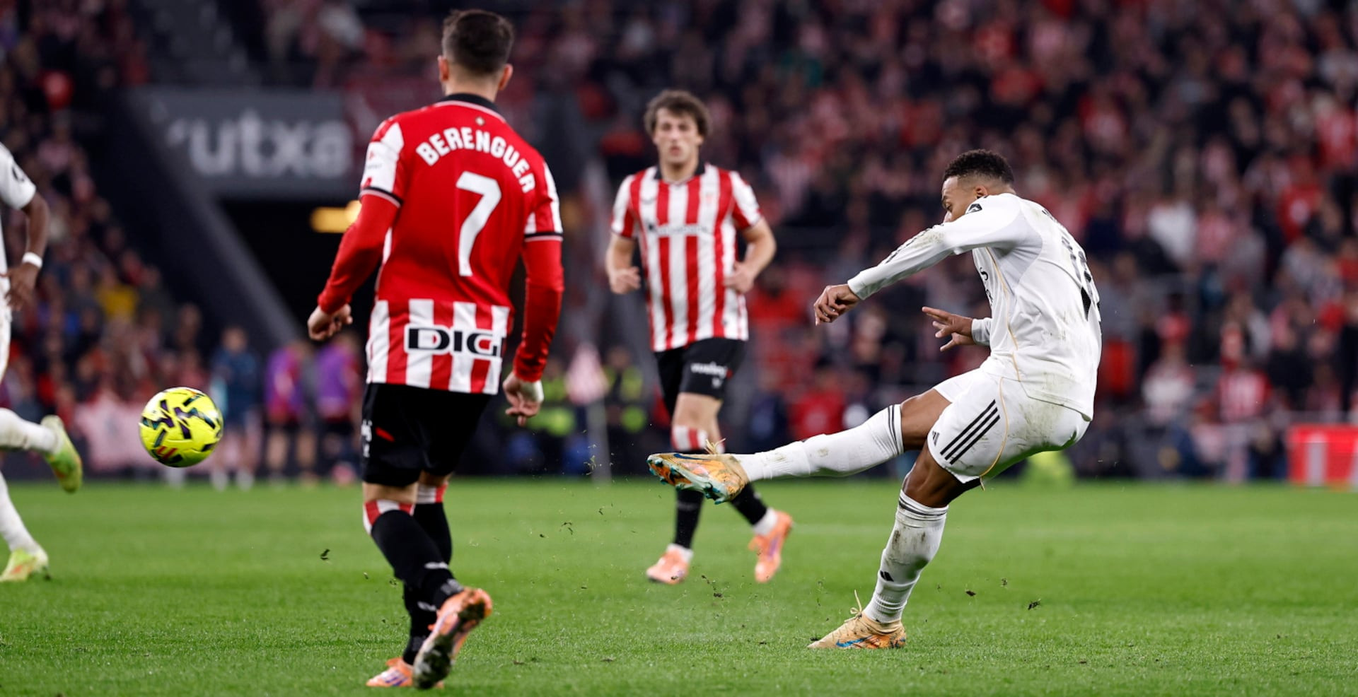 Cú sút xa ấn định kết quả 3-0 của Mbappe