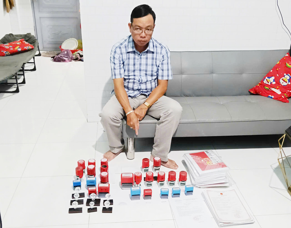 Nguyễn Phúc Bình cùng  tang vật. Ảnh Trọng Tín.jpg