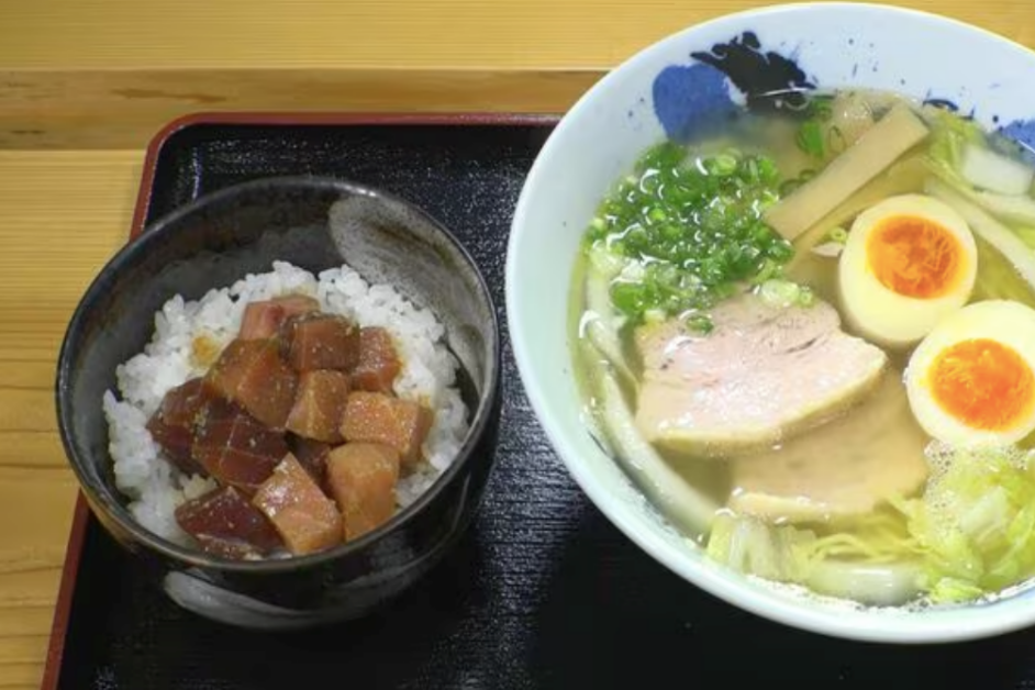 Quán ăn giữa núi khiến khách lái xe 2 tiếng đến xếp hàng