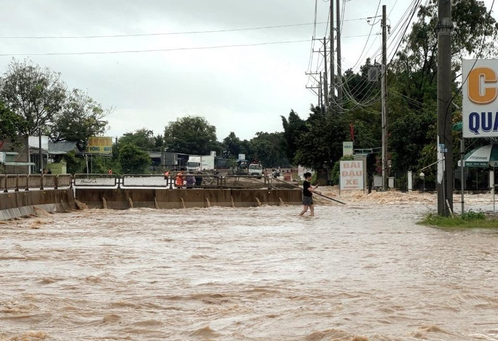 Quốc lộ 1 qua Lâm Đồng tê liệt vì ngập sâu, nhiều tàu thuyền bị cuốn trôi....jpg