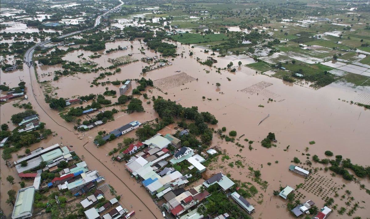 Quốc lộ 1 qua Lâm Đồng tê liệt vì ngập sâu, nhiều tàu thuyền bị cuốn trôi......jpg