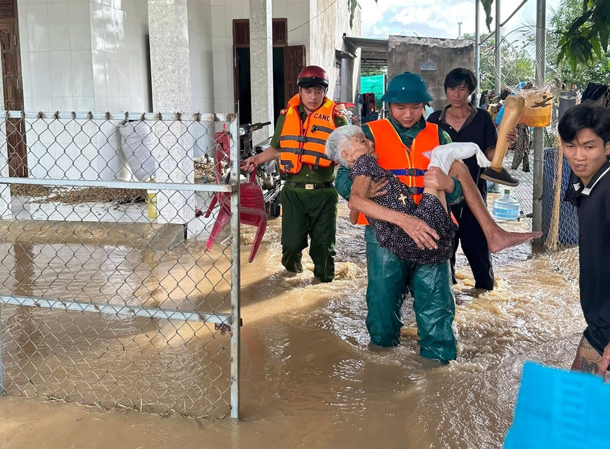 Quốc lộ 1 qua Lâm Đồng tê liệt vì ngập sâu, nhiều tàu thuyền bị cuốn trôi.1.jpg