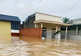 Quốc lộ 1 qua Lâm Đồng tê liệt vì ngập sâu, nhiều tàu thuyền bị cuốn trôi.5.jpg