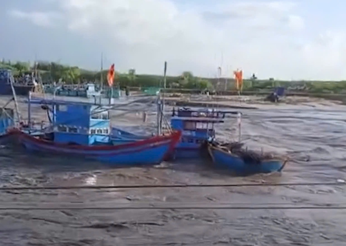 Quốc lộ 1 qua Lâm Đồng tê liệt vì ngập sâu, nhiều tàu thuyền bị cuốn trôi.6.jpg