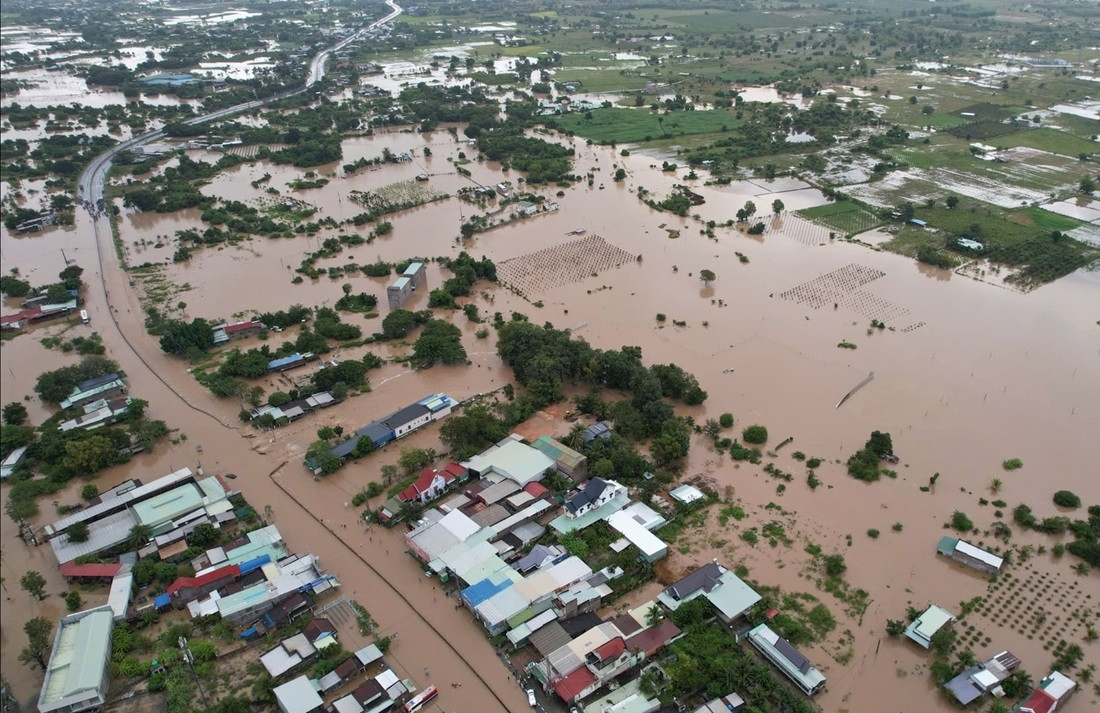 Quốc lộ 1 qua Lâm Đồng tê liệt vì ngập sâu, nhiều tàu thuyền bị cuốn trôi
