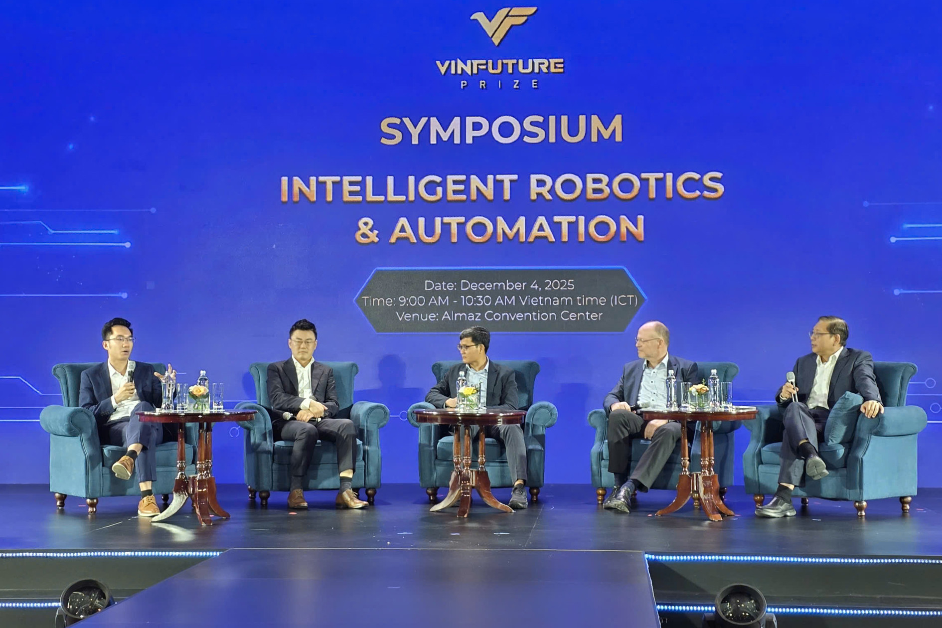 Robot hinh nguoi.jpg