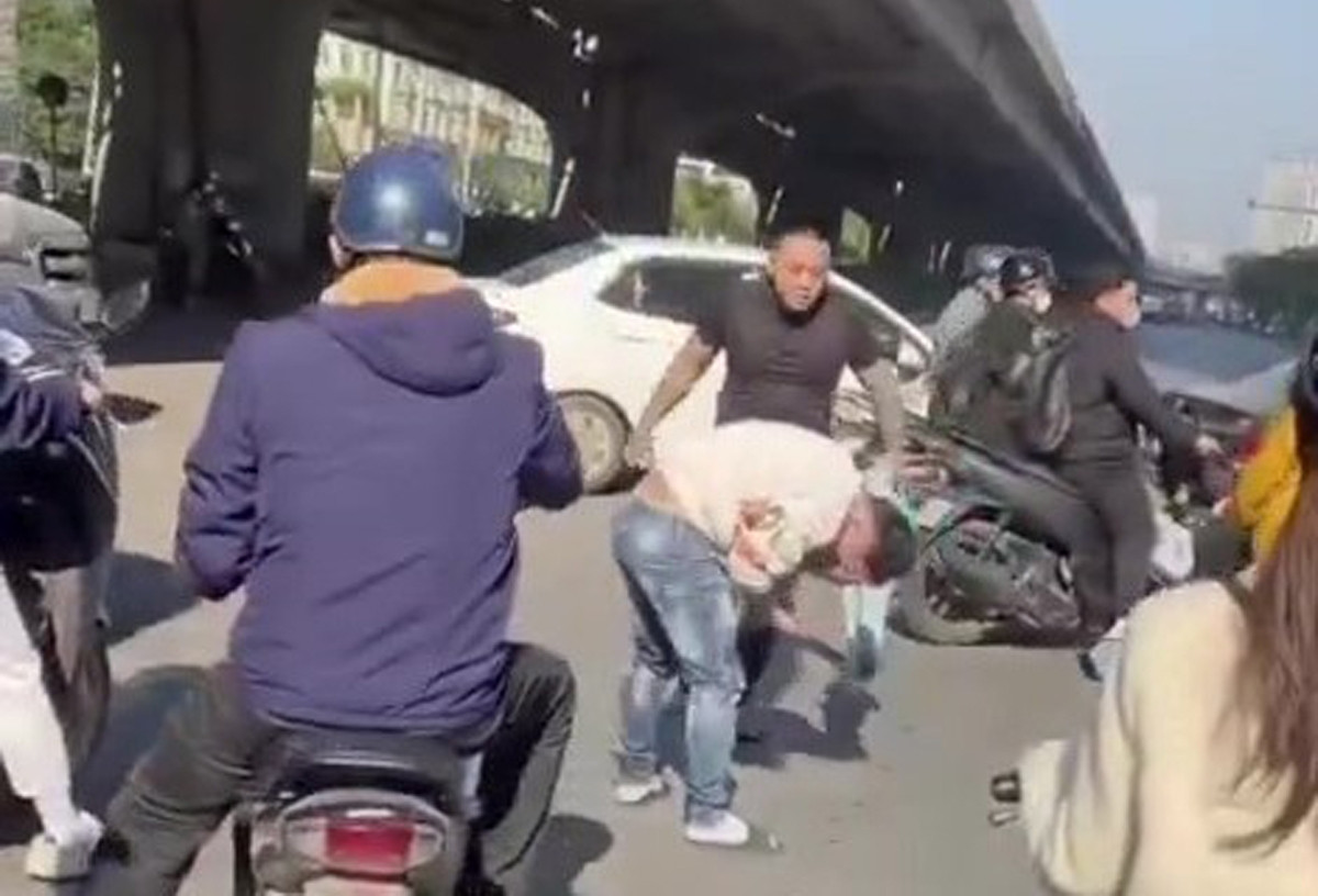 Tạm giữ nam thanh niên đánh người giữa phố sau va chạm giao thông ở Hà Nội