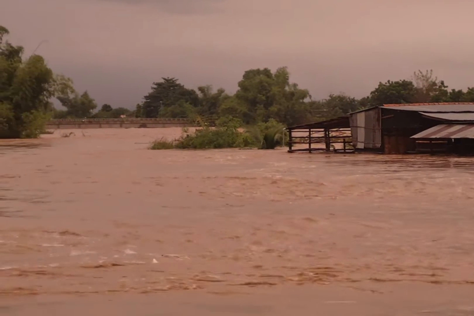 Tình huống mưa lũ khẩn cấp, chủ tịch xã hỏa tốc cho toàn bộ học sinh nghỉ học