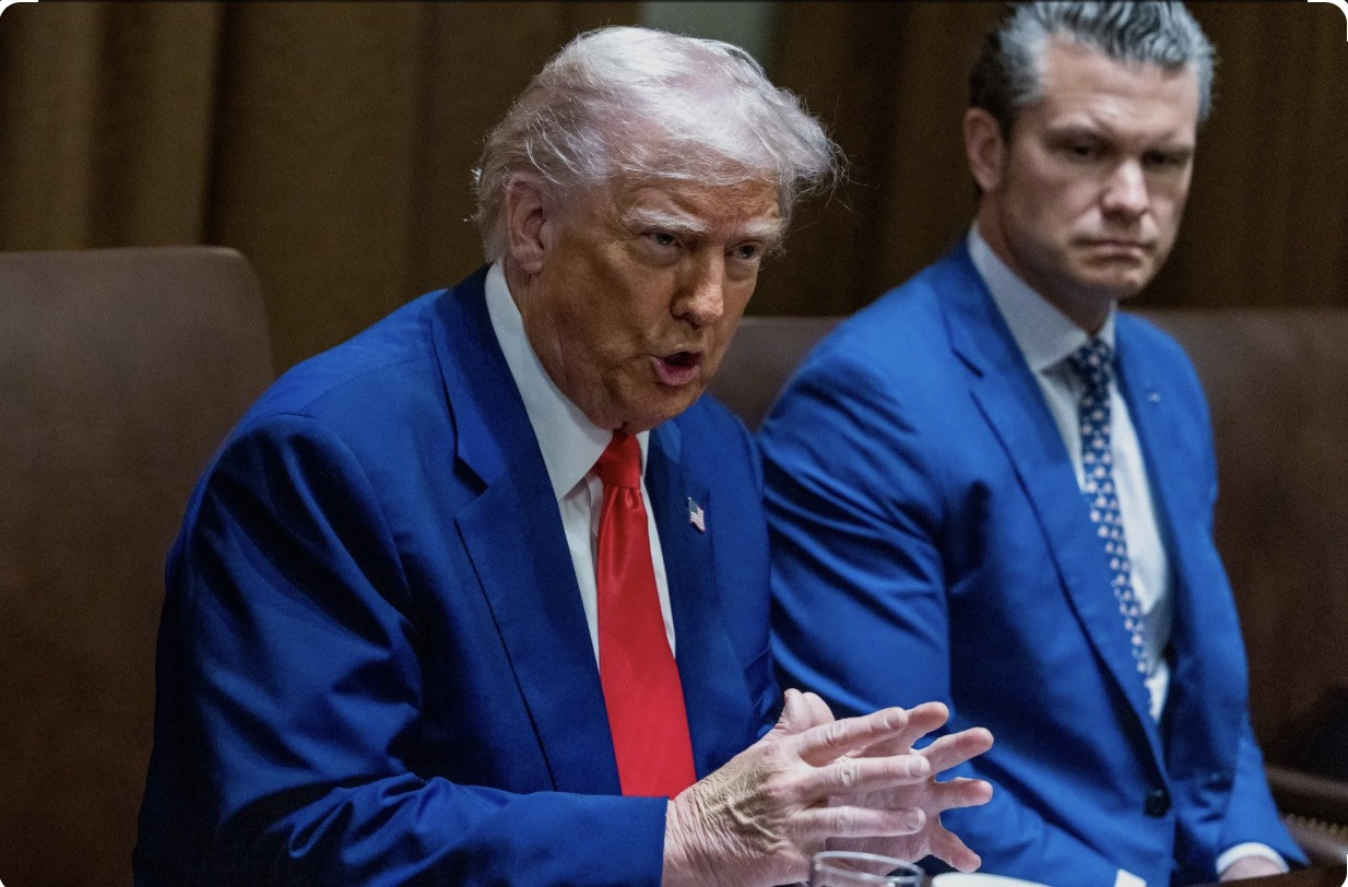 Tổng thống Mỹ Donald Trump và Bộ trưởng Chiến tranh Pete Hegseth. Ảnh: EPA
