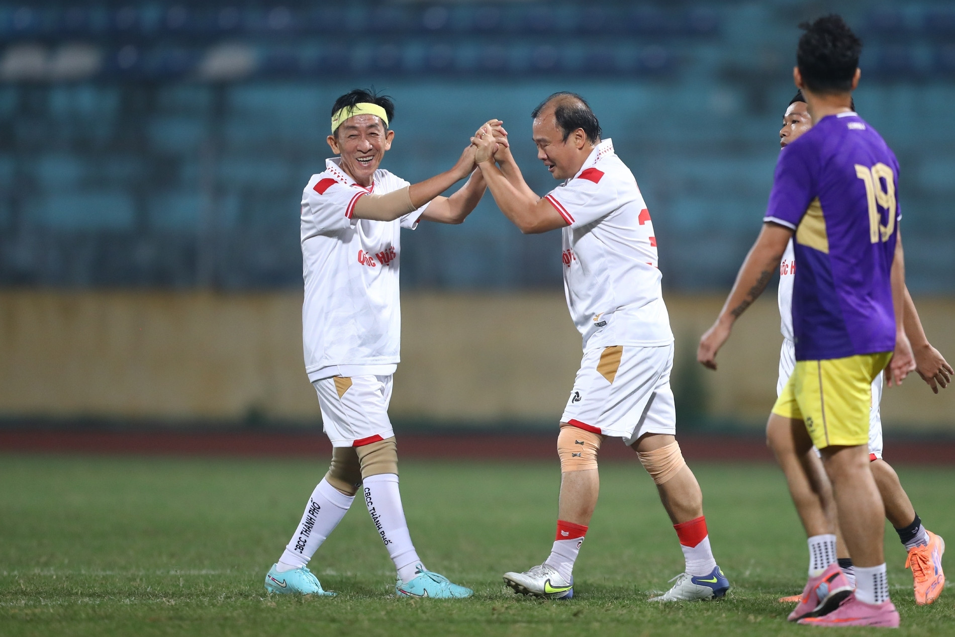 Trận cầu từ thiện ủng hộ hơn 1 tỷ đồng cho đồng bào thiệt hại do mưa lũ