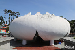 W-nhà mồ Ba Chúc 1.JPG.jpg