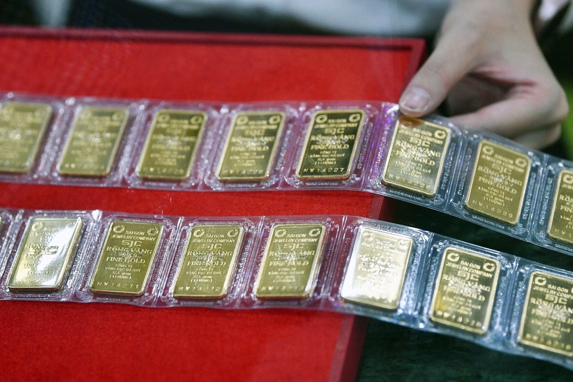 Giá vàng hôm nay 6/12/2025 bất ngờ giảm nhanh, SJC 'bốc hơi' 700.000 đồng/lượng