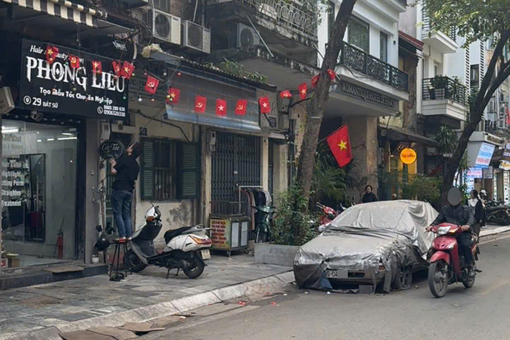 Hà Nội: Ô tô bị 'bỏ quên' nhiều năm trên phố Bát Sứ được cẩu kéo đi nơi khác