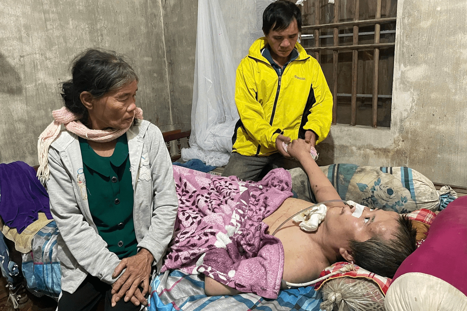 Cảnh cùng cực của người đàn ông nuôi mẹ thần kinh, em trai sống đời thực vật