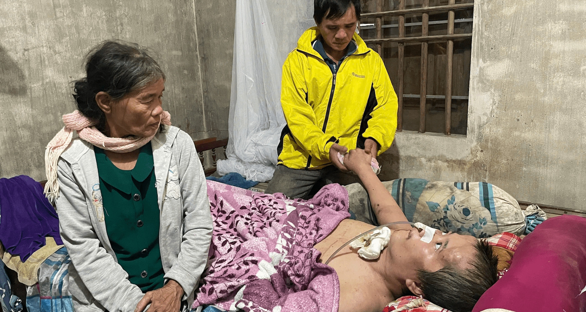 Cảnh cùng cực của người đàn ông nuôi mẹ thần kinh, em trai sống đời thực vật