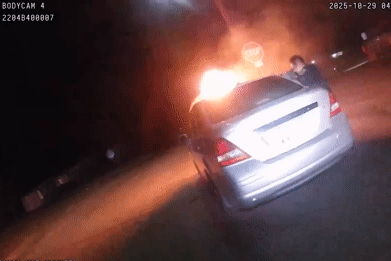 Cháy xe Nissan giữa đường, cảnh sát lao tới cứu tài xế bị mắc kẹt đầy kịch tính