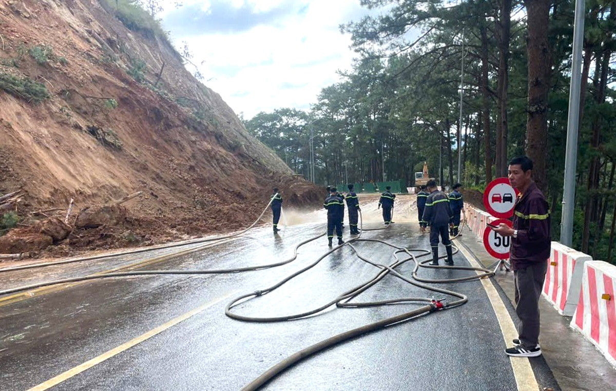 Đèo Prenn ra vào Đà Lạt tạm thời lưu thông trở lại theo giờ sau sự cố sạt lở..jpg