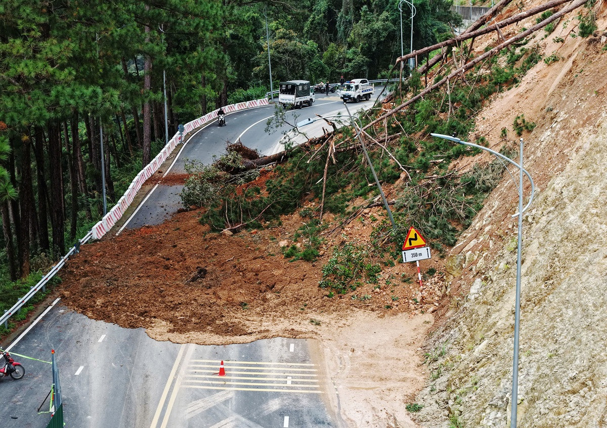 Đèo Prenn ra vào Đà Lạt tạm thời lưu thông trở lại theo giờ sau sự cố sạt lở.jpg