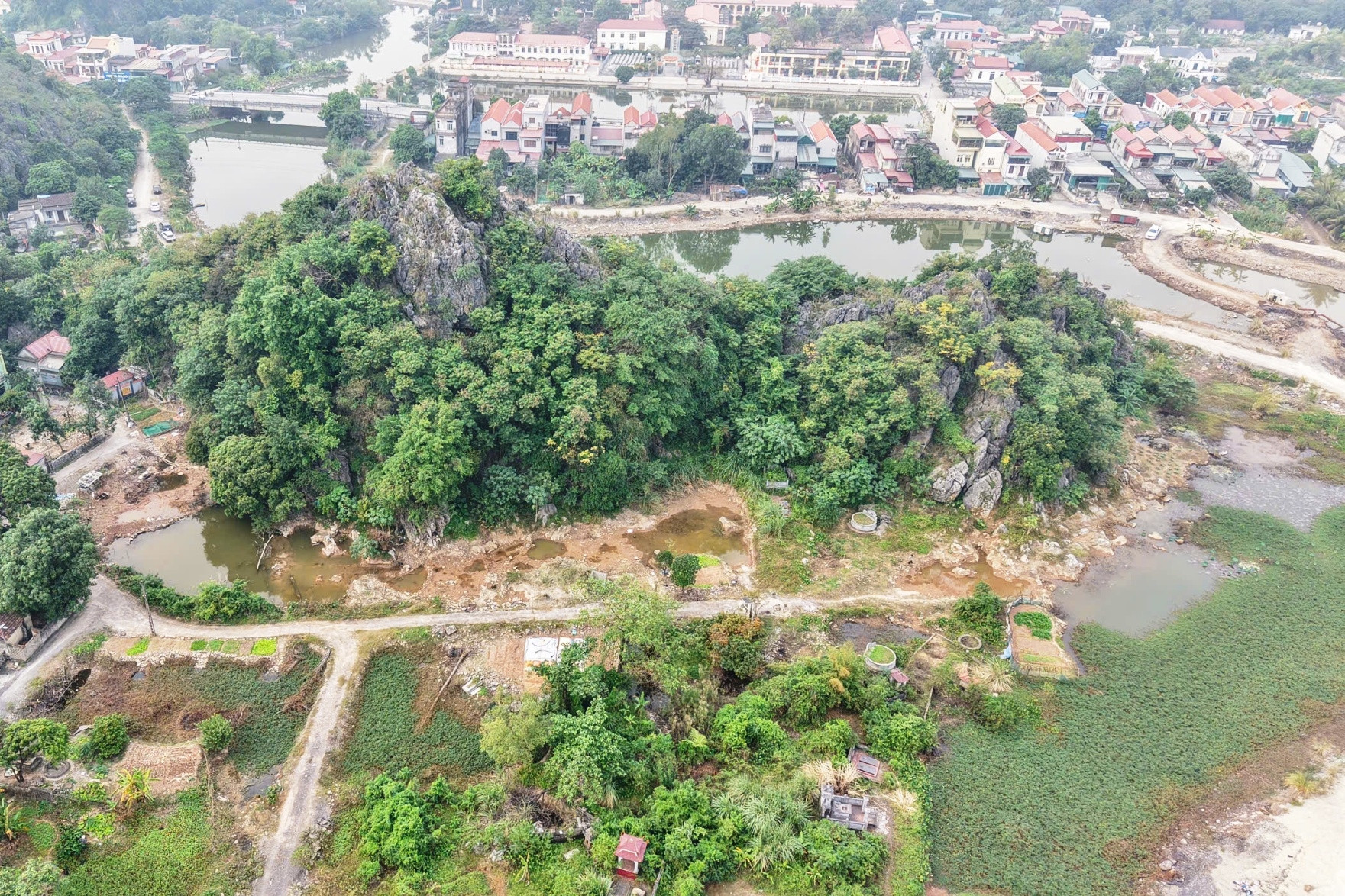 Dự án 47 tỷ ở Ninh Bình 'gặp khó' vì 39 ngôi mộ