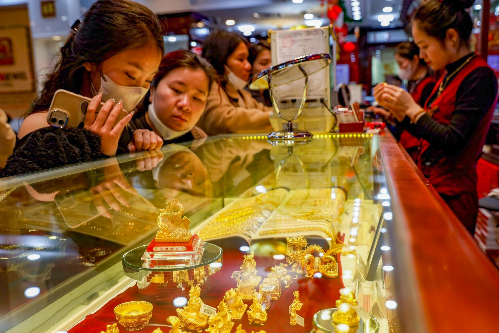 Giá vàng SJC, nhẫn trơn chịu áp lực giảm mạnh nhất trong 2 tháng