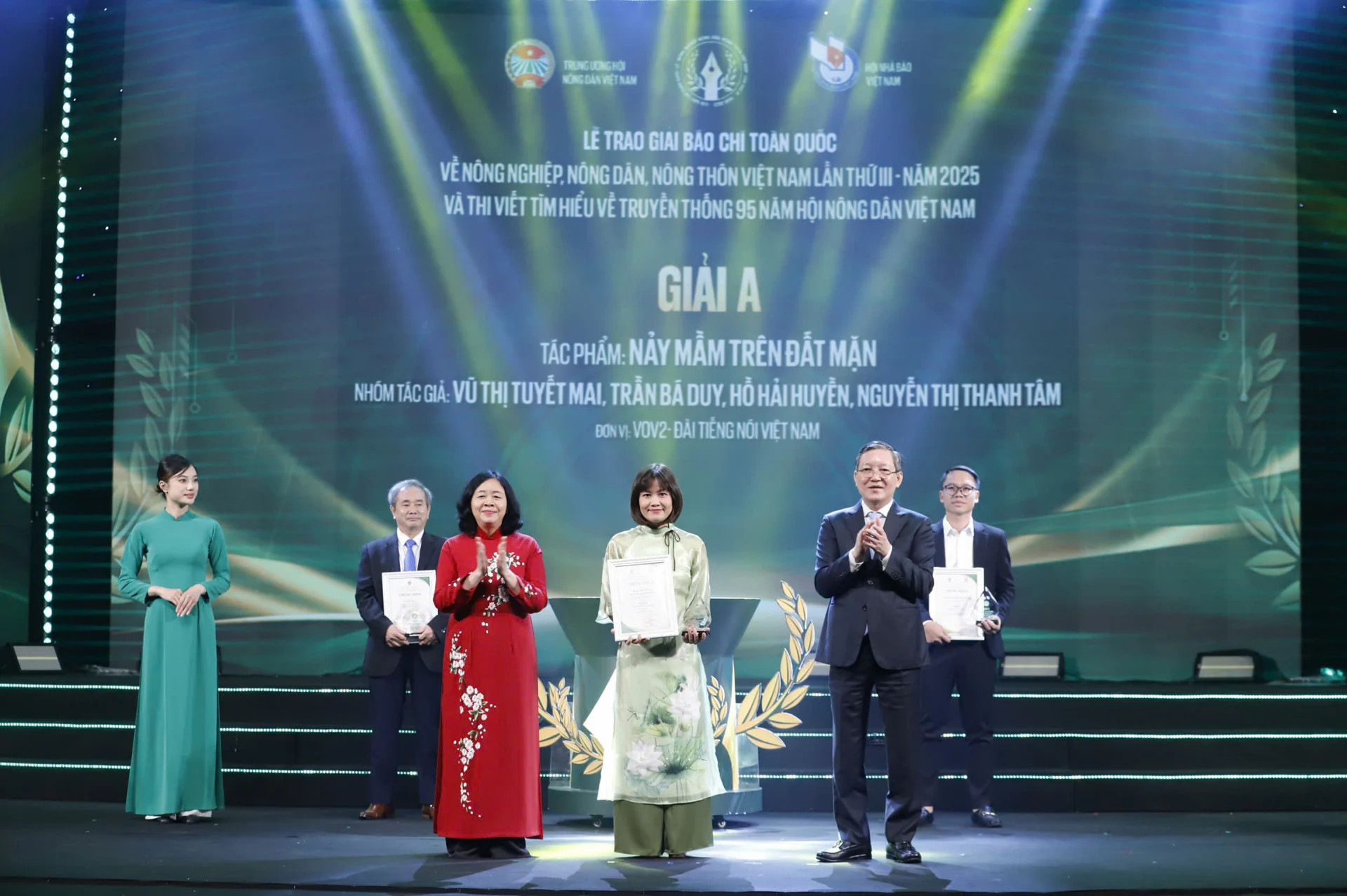 giải báo chí a4 2112.jpg.webp