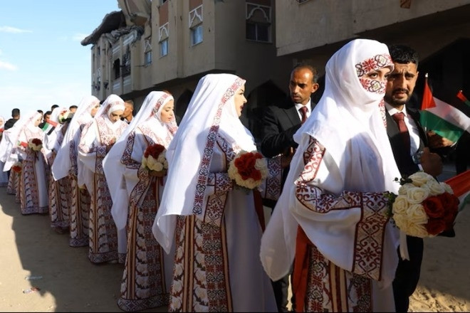 Hơn 50 cặp đôi tổ chức đám cưới tập thể ở Dải Gaza sau 2 năm xung đột