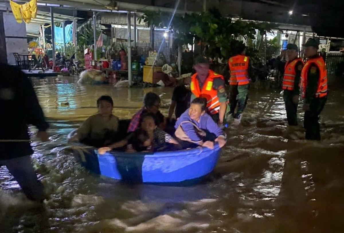 Người dân trắng đêm chạy lũ, leo nóc nhà chờ cứu hộ