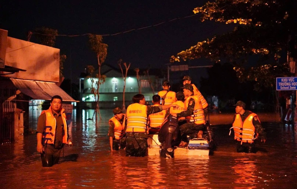 Người dân vùng biển Lâm Đồng chạy lũ trong đêm, nhiều nơi ngập sâu..jpg