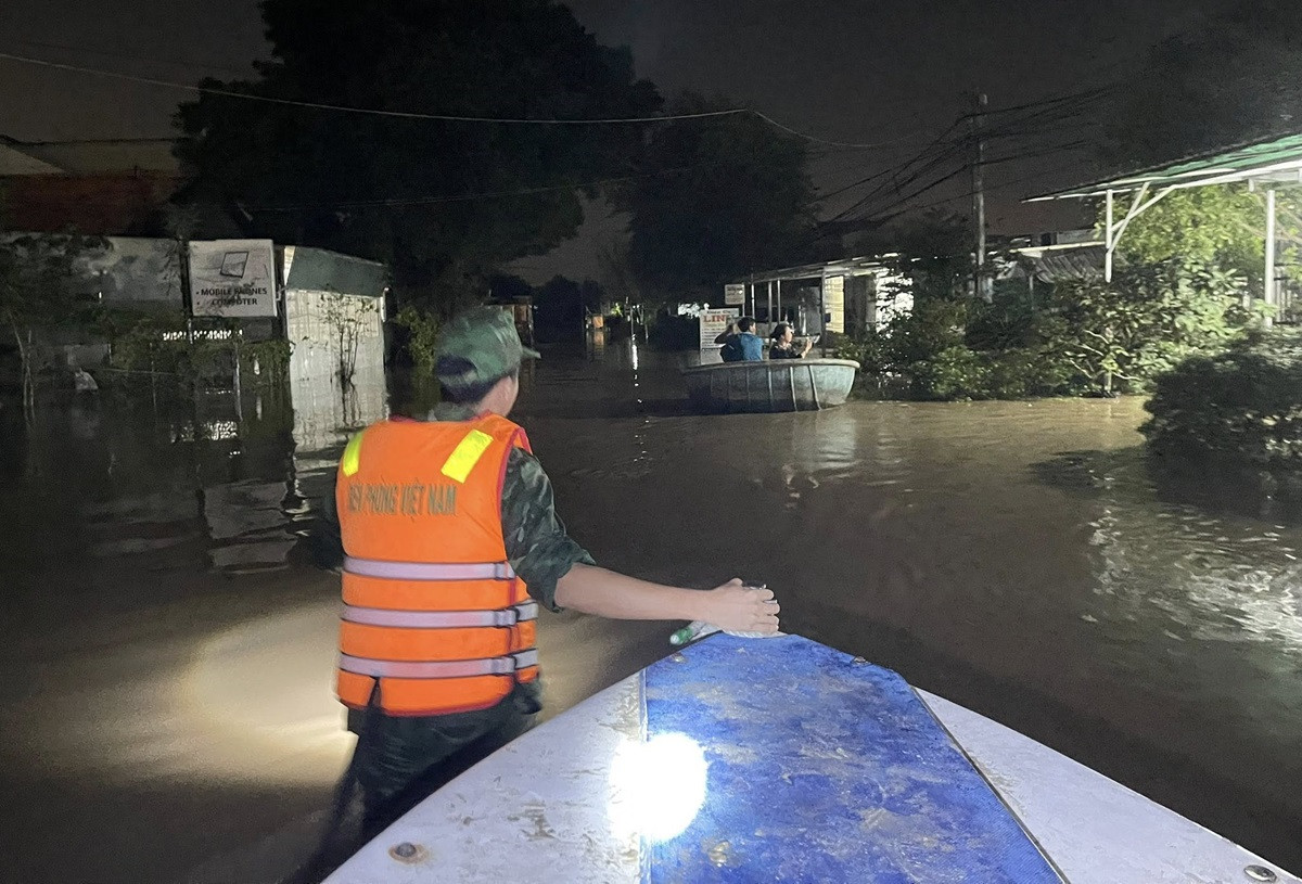 Người dân vùng biển Lâm Đồng chạy lũ trong đêm, nhiều nơi ngập sâu...jpg