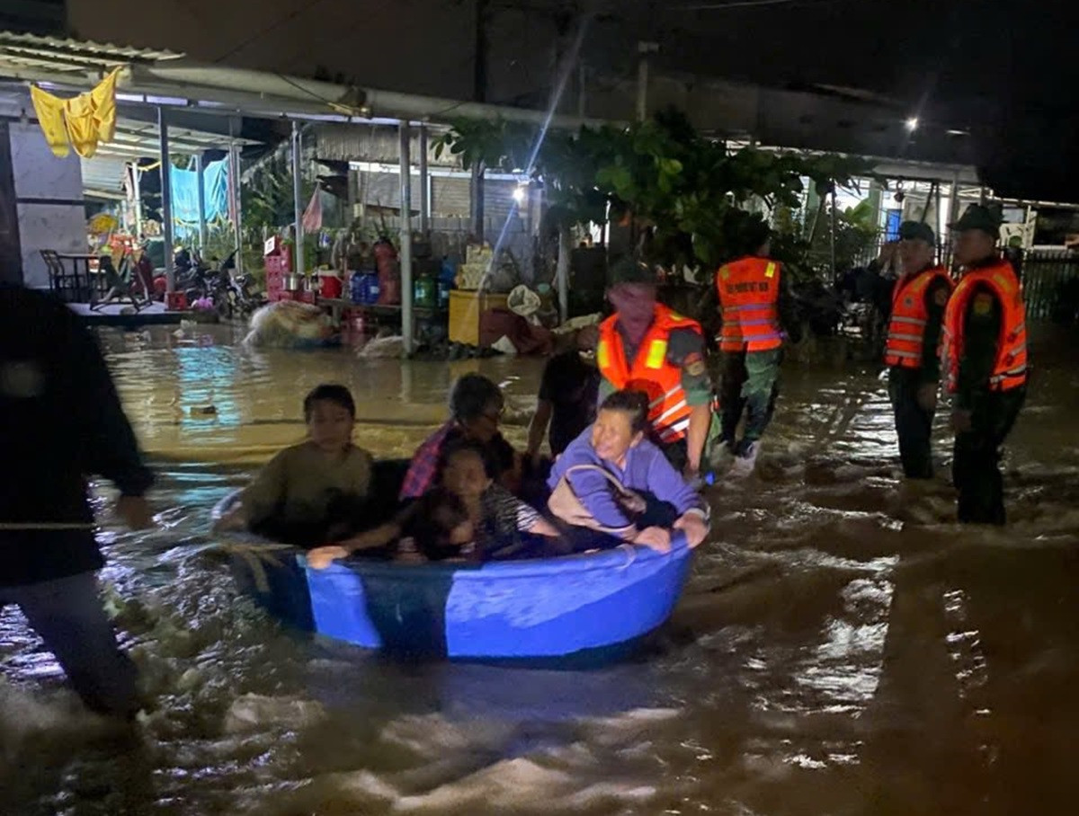 Người dân vùng biển Lâm Đồng chạy lũ trong đêm, nhiều nơi ngập sâu.1jpg.jpg