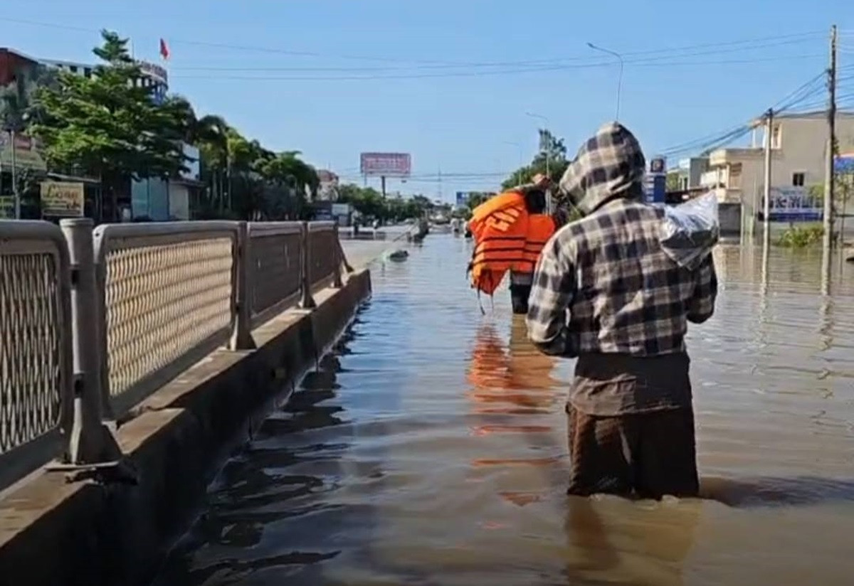Người dân vùng biển Lâm Đồng chạy lũ trong đêm, nhiều nơi ngập sâu.2jpg.jpg