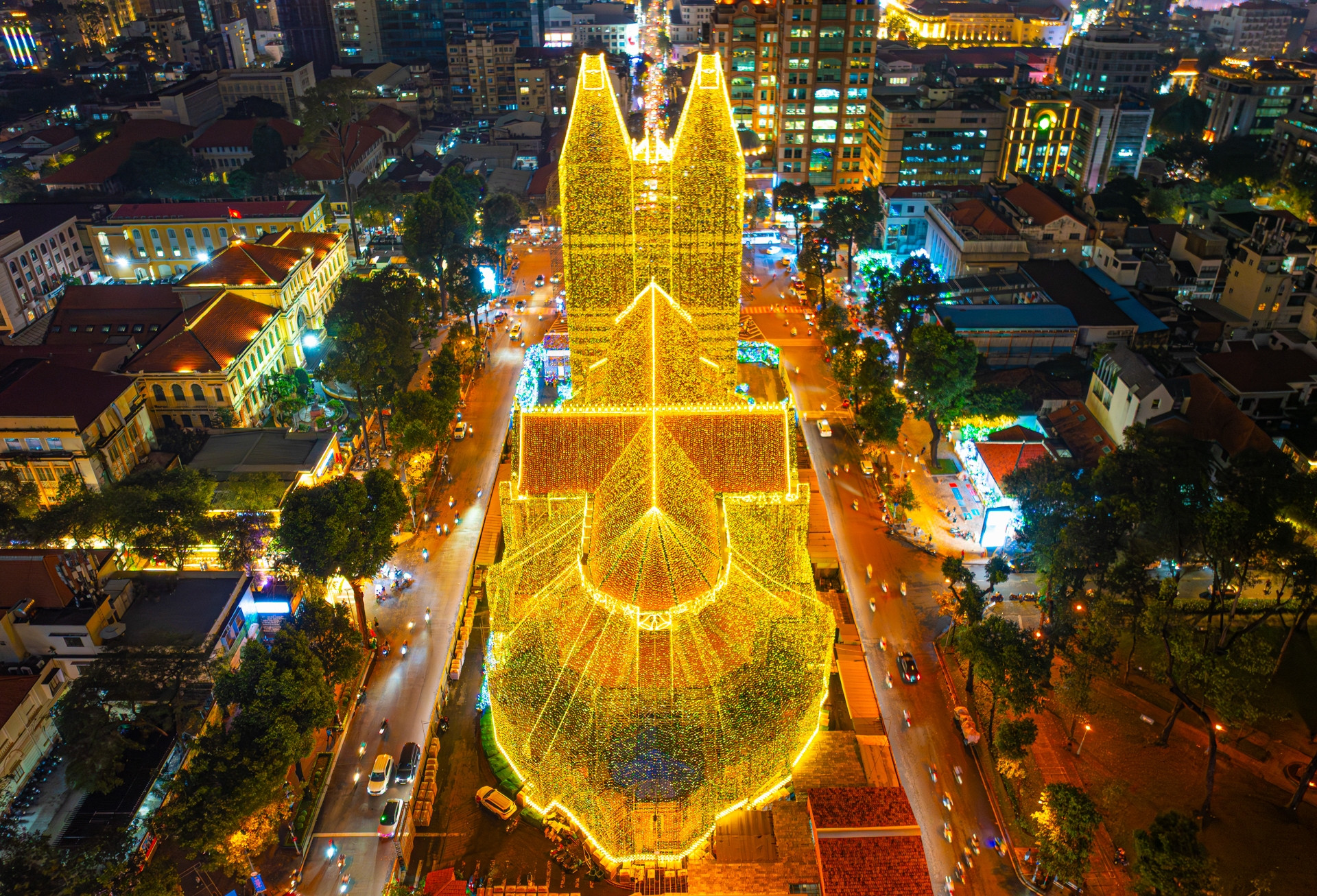 Nhà thờ Đức Bà lung linh đầu mùa Giáng sinh, hút khách đến check-in